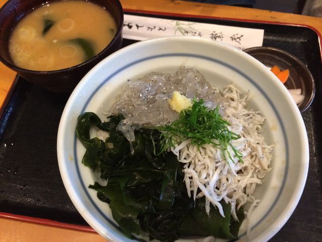 ツレは生と釜揚げシラス丼!_そばや 繁茂