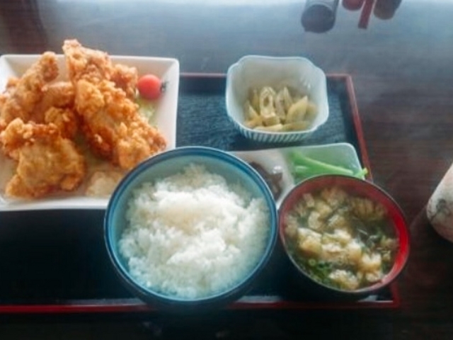 大人気の「まぐろ唐揚げ」お手頃でボリューム満点。他にも新鮮な山の幸、海の幸堪能できます_竜飛レストハウス