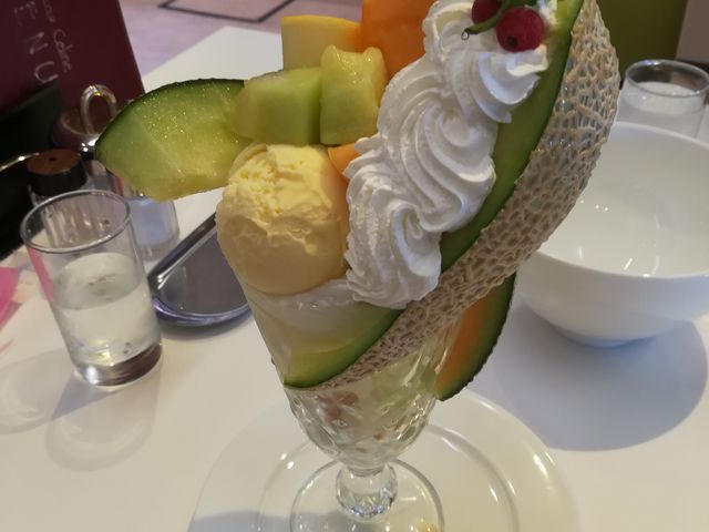 メロンパフェ。残念ながらお決まりのコーンフレークで嵩増し系でした。_フルーツショップセリーヌ