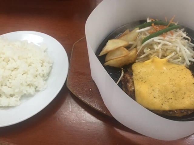 チーズハンバーグです。_ステーキハウス鉄板牧場新宿店