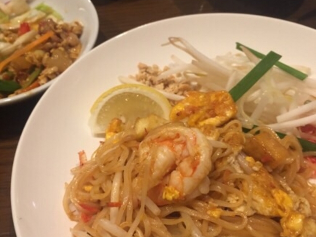 メインはパッタイです。_ティーヌン 青山店