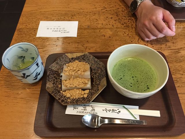 くず餅とお抹茶のセットを頂きました。日本茶はサービスでした。_浅野屋本舗