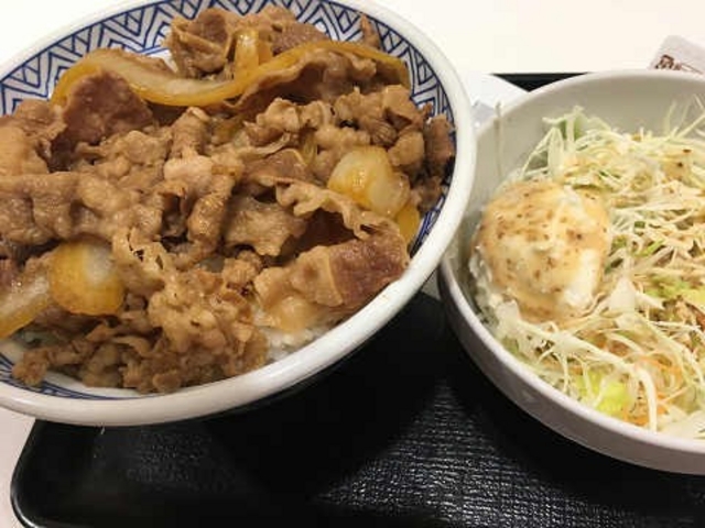 牛丼とサラダです。_吉野家荻窪北口店