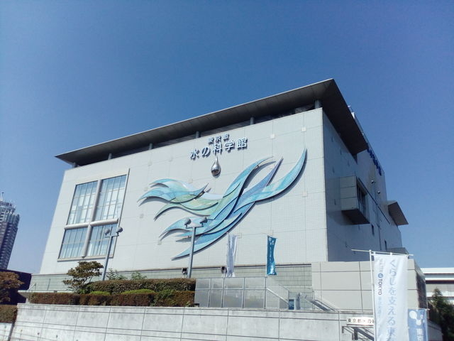晴れていれば芝生でお弁当もOK_東京都水の科学館