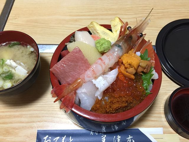 特上ちらし、このままでは食べれないです。蓋の上にネタよけないと。_美津本