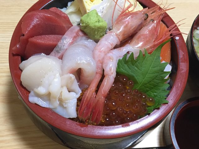 並ちらし(見て!このマグロ赤身の色!)しかも並なのにイクラが結構乗ってます!_美津本