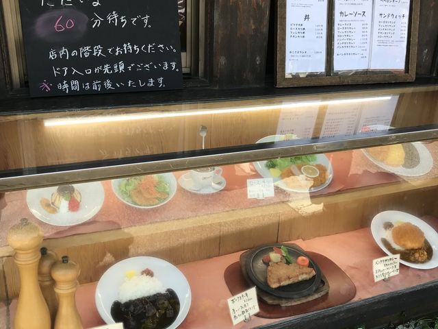 帰り際。ただいま60分待ちですとの掲示が。。_おきな堂 松本 洋食屋