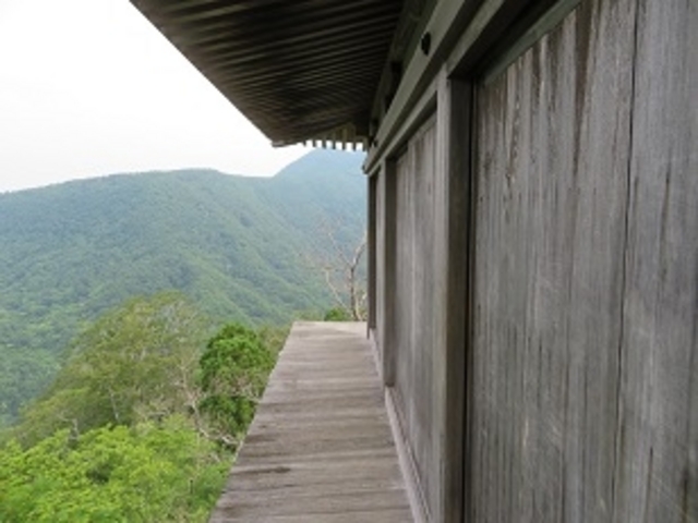 三佛寺文殊堂 周りの縁を歩けます_三佛寺文殊堂