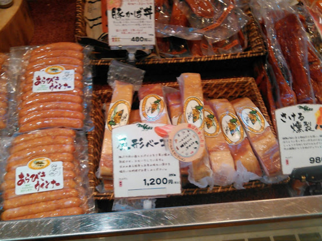 あらびきウィンナーとベーコン_伊賀の里モクモク手づくりファーム 御在所SA店