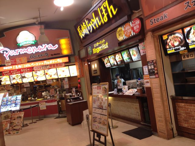 アリオ亀有のフードコート内にあります。_リンガーハット アリオ亀有店