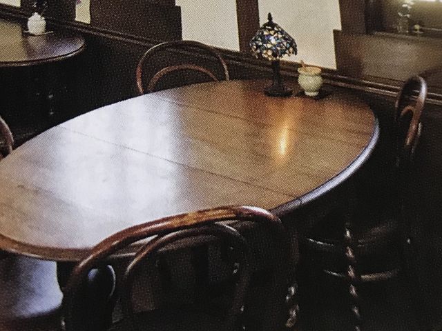 おしゃれなテーブルと椅子_駅Cafe