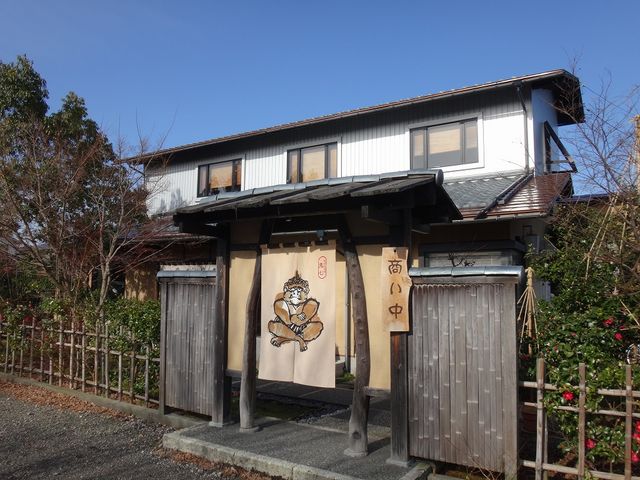 店の前に門があります。_手打そば 鬼七