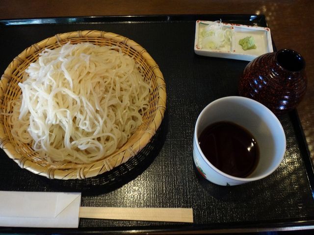 香り高い蕎麦。見た目より量は少なめ。_手打そば 鬼七