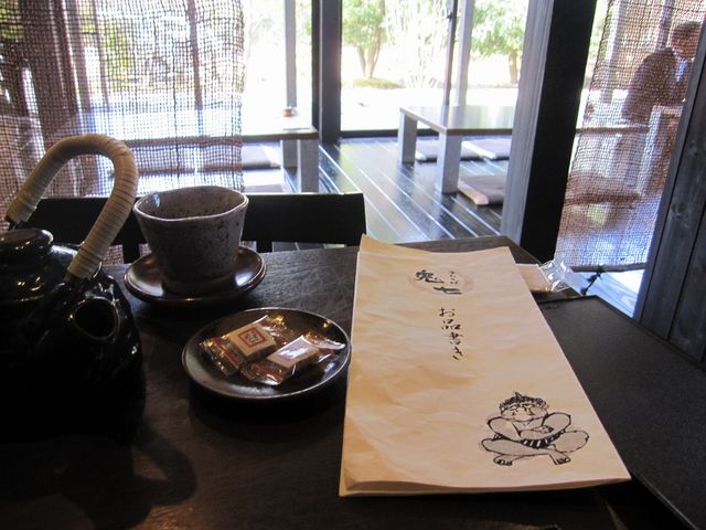 黒を基調にした洒落た店内。_手打そば 鬼七