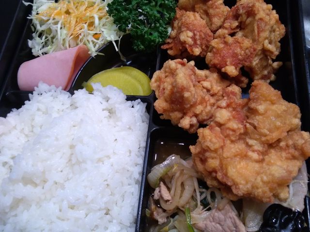 サラダとご飯と香の物と野菜と豚肉の炒めものもついてます。_龍亀