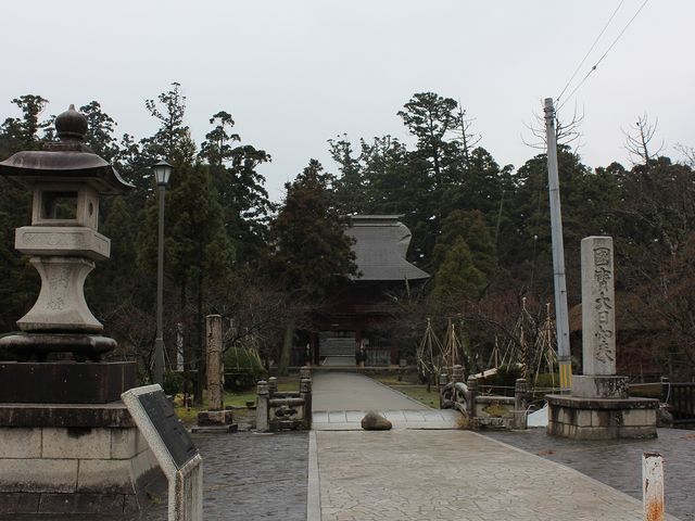 仁王門を臨む。_乙宝寺