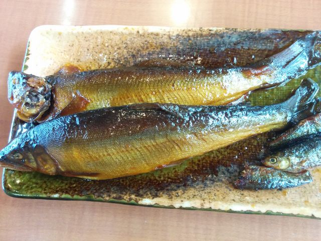 甘露煮。秋が近づくと子持ち鮎で一尾になります。_やな川