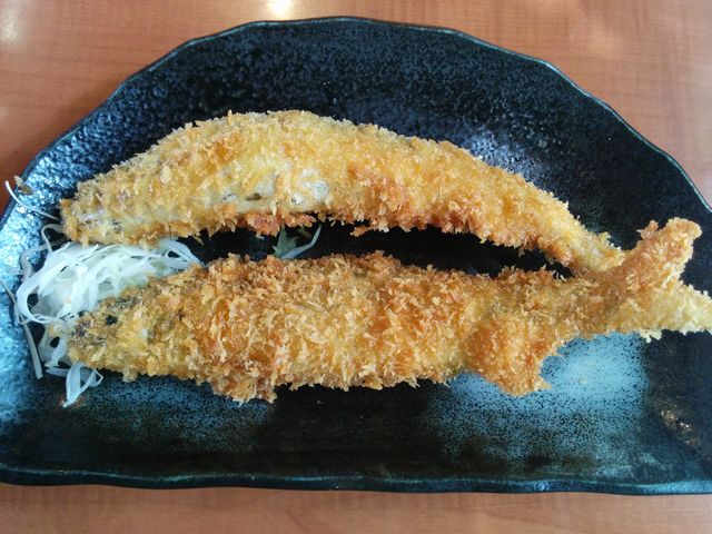 フライ。食卓にあるソースをかけます。揚げたてサクサク。_やな川