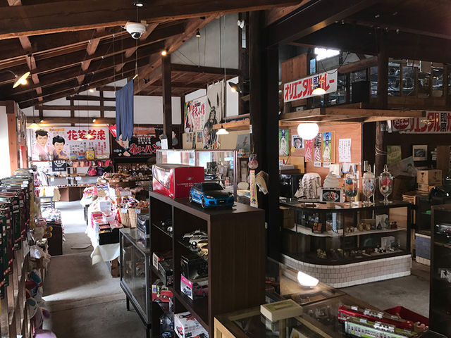 一階は駄菓子屋_若喜.昭和館