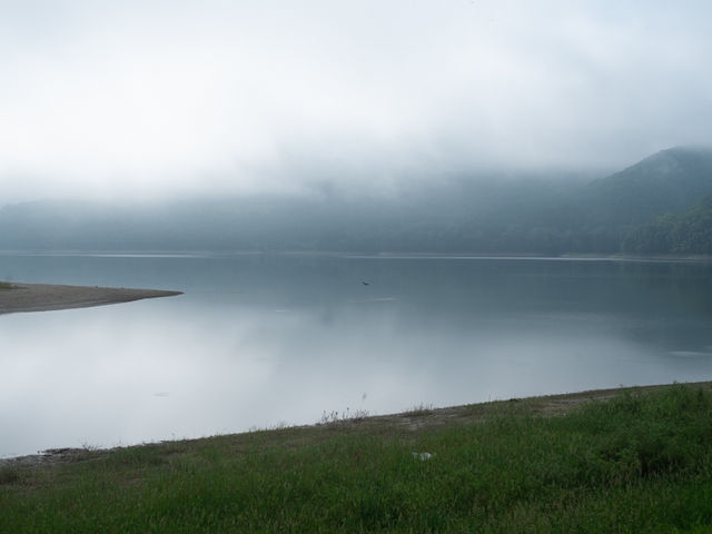 早朝は、まさに「静かな湖畔」_かなやま湖畔キャンプ場