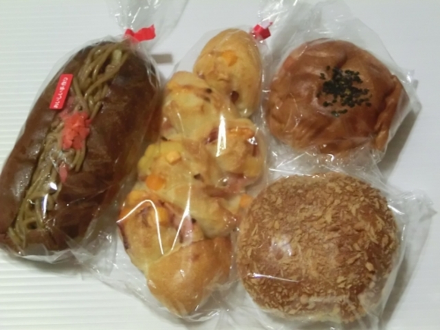 やきそばパン・焼きカレーパン・あんぱん・チーズベーコンエピ_パン工房 Franc