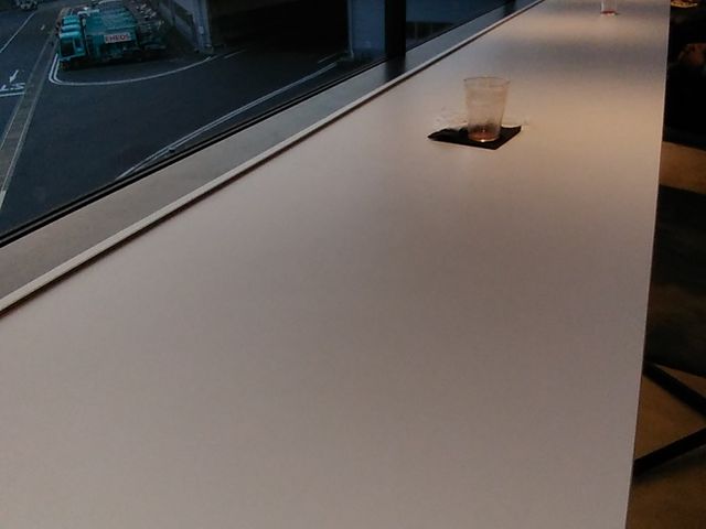窓際の幅広くゆったりしたカウンター_エアポートラウンジ(北) 羽田空港第1ビル
