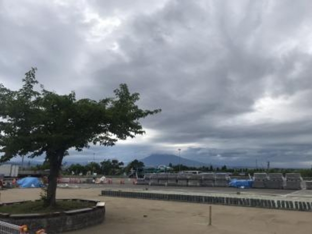岩木山もうっすらと見えました。_津軽サービスエリア 上り