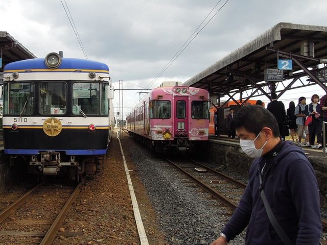 右の電車から左の電車に乗り換えました_一畑電車 川跡駅