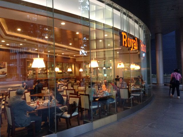 丸いガラス張りで目立つ店_ロイヤルホスト新宿店