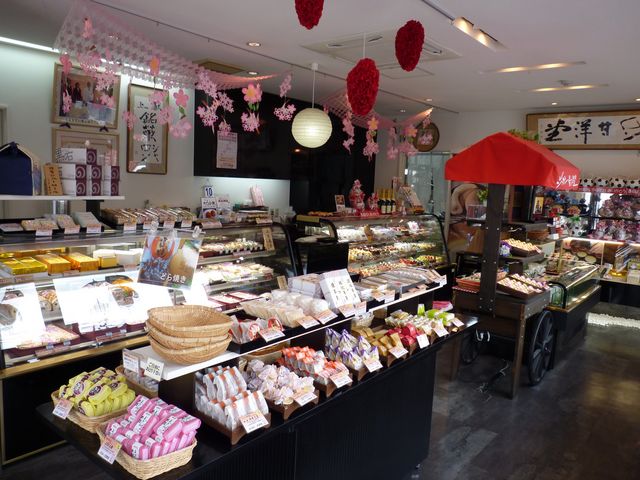 店内は焼菓子やケーキがいっぱいです。_黒石銘菓のお店 シャロン甘洋堂