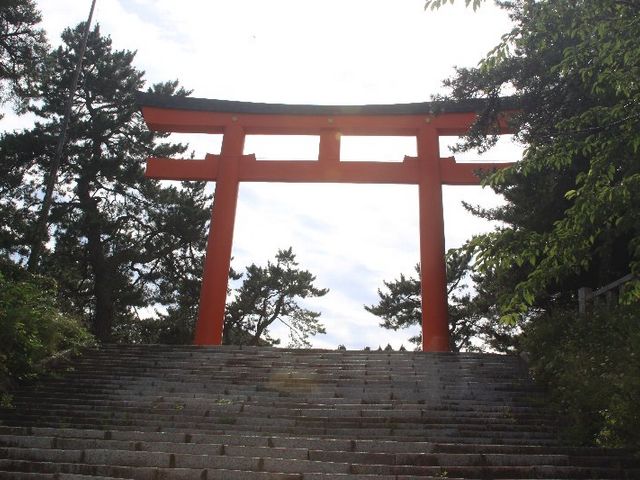 神社前から鳥居を見上げる_函館護國神社