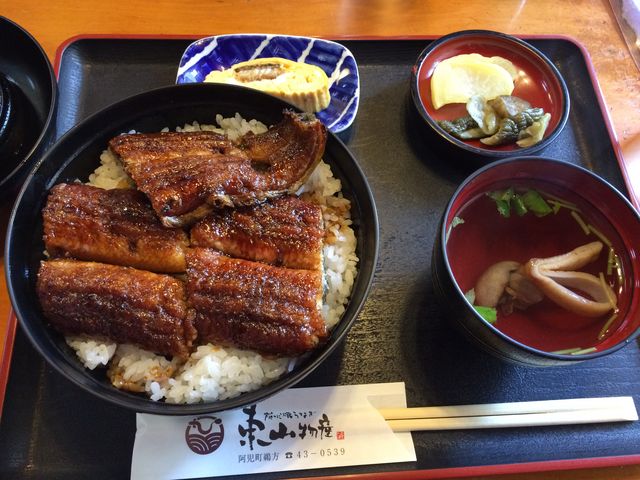 並丼。カリッと香ばしく、ジュわぁと脂の乗った鰻。
ご飯大盛りする場合は、覚悟が必要。_東山物産