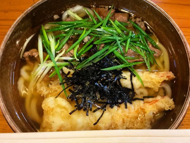 えび天うどんは大きな海老が2尾ドカンと乗る!_慈泉庵