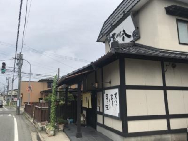 郊外にあります。_萬八