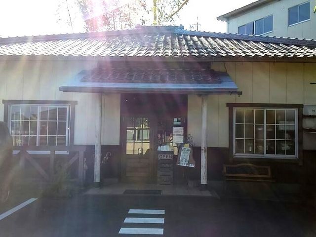 店舗外観:店舗前には5台程度しか駐車できませんが、少し離れた場所に10台ほど駐められます。_OldNewCafe