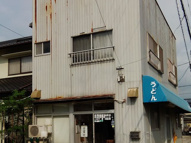 「営業中」と札がかかっています_穴吹製麺所