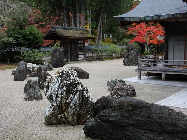 白砂は京都のものを使っているそうです。_高野山 金剛峯寺