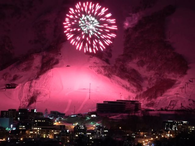 雪山にも花火って合うんだなぁ_グラン・ヒラフ