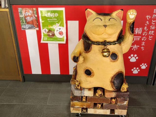 可愛らしい陶器の招き猫_道の駅 瀬戸しなの