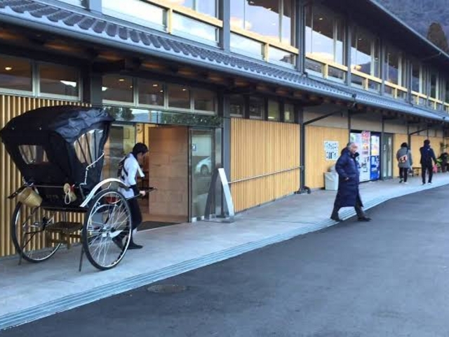 えびす屋の人力車はお店に乗り付けることもできる。_えびす屋嵐山總本店