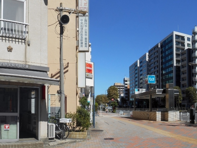 月島駅入口と佃交番_東京メトロ有楽町線月島駅