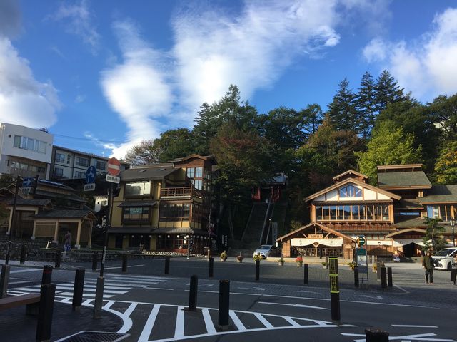 左から湯路広場、光泉寺、御座之湯_湯路広場