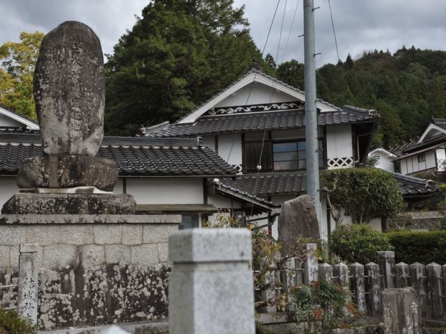 生誕地を記す石碑。後ろは生家跡_宮本武蔵生誕地