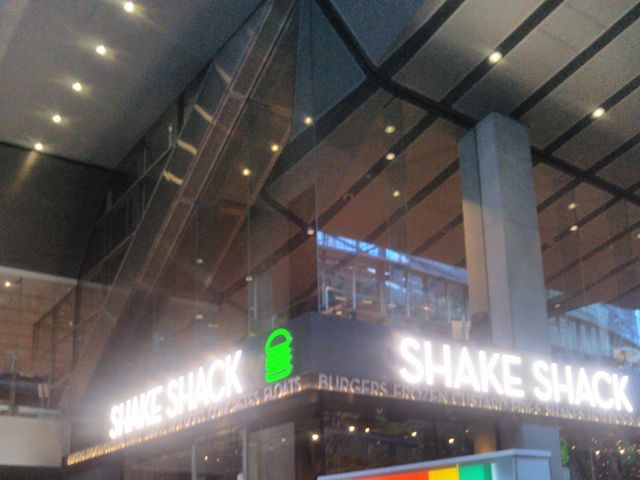 シェイクシャック 東京国際フォーラム店 (SHAKE SHACK)_シェイクシャック 東京国際フォーラム店 (SHAKE SHACK)