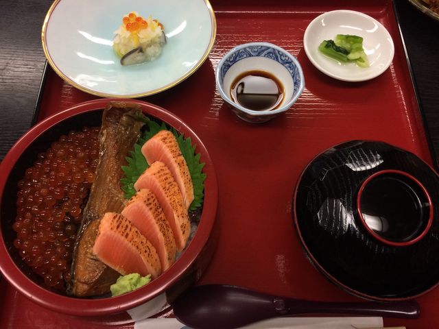 はらこ、塩引き鮭、炙り鮭の丼。小鉢とお吸い物も美味しい_平内