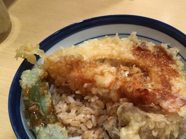小天丼をいただきました!さくさくの天ぷらにタレがからんで美味しかったです。_てんや 綱島店