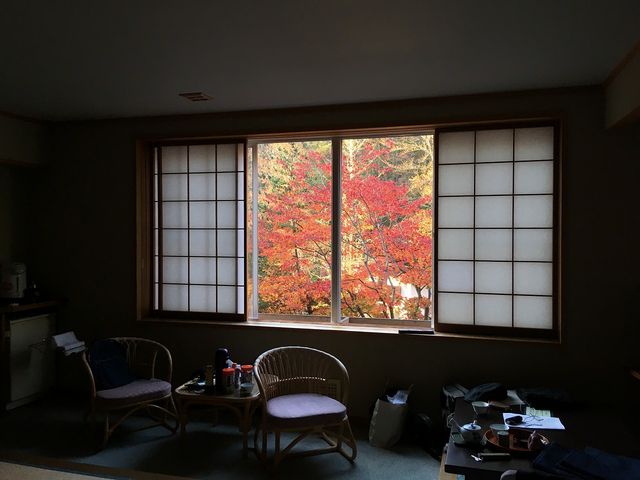宿泊した部屋からの紅葉_塩壺温泉ホテル