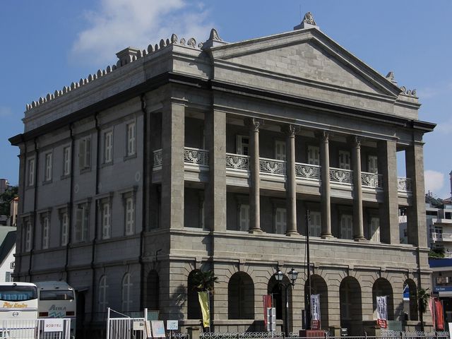 建物が大きいので、道路の向かい側から撮らないと入りきりません。_長崎市旧香港上海銀行長崎支店記念館 長崎近代交流史と孫文・梅屋庄吉ミュージアム