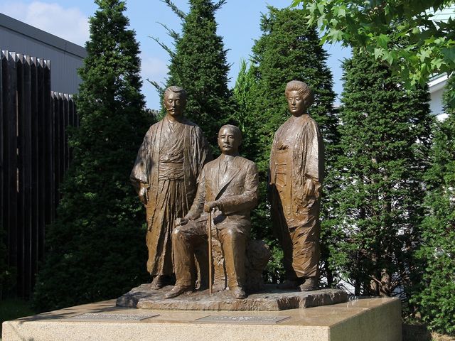 道路を挟んだ向かい側にある梅屋庄吉夫妻と孫文の像。_長崎市旧香港上海銀行長崎支店記念館 長崎近代交流史と孫文・梅屋庄吉ミュージアム