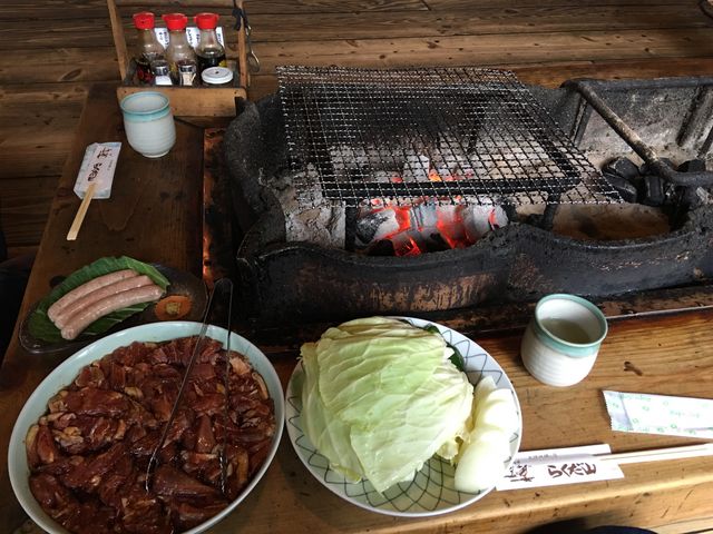いつも地鶏炭火焼定食を注文します。ソーセージは別注文です。_炭焼地鶏の店 らくだ山